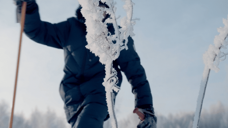 Ihminen liikkumassa talvella.